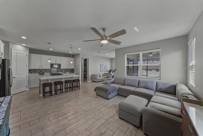 Building Photo - 295 Lake Smart Cir
