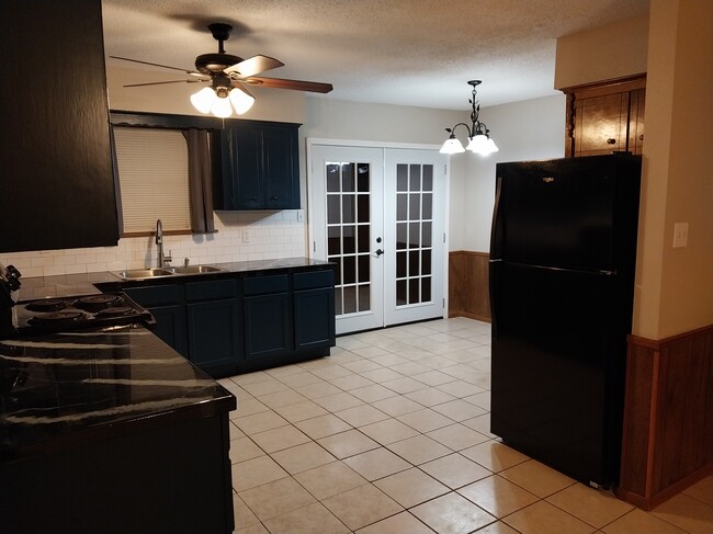 Foto del edificio - 608 Mayflower Ln