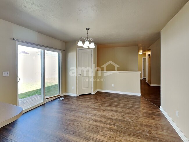 Foto del edificio - 4059 Lake Mountain Dr