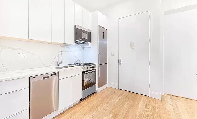 Building Photo - 309 W 50th ST