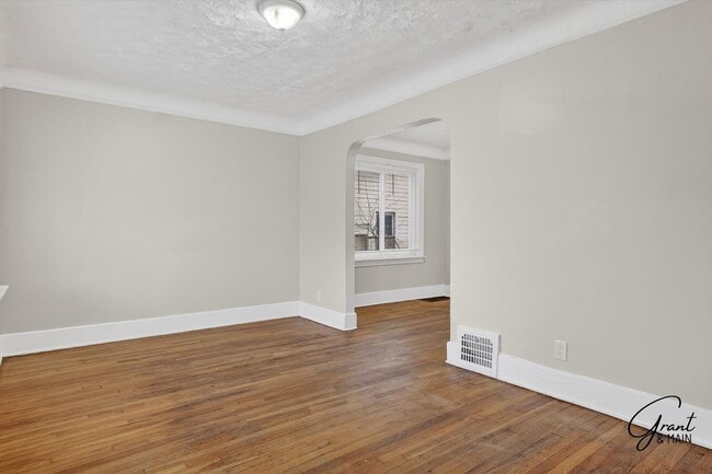 Building Photo - $1300 4 bedrooms