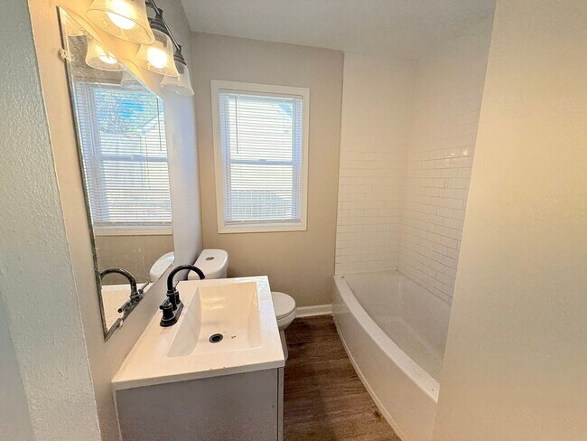 Foto del edificio - This beautifully updated 3-bedroom, 1-bath...