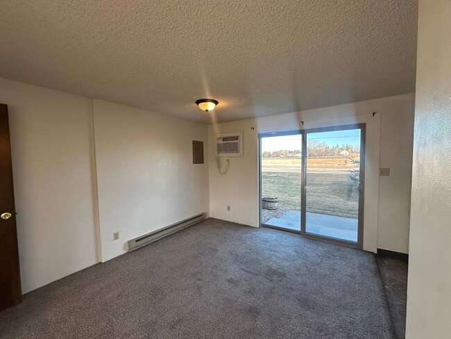 Building Photo - Two Bedroom, One and Half Bathroom Townhom...