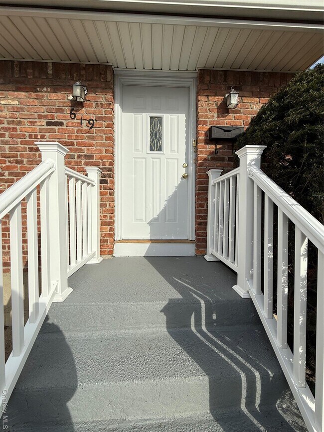 Foto del edificio - 619 E Park Ave