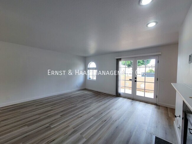 Building Photo - Beautifully Remodeled 3 Bedroom 2.5 Bath T...