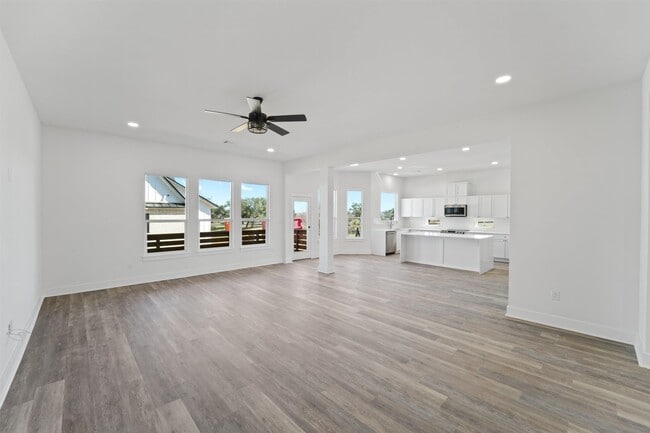 Building Photo - 100 Up There