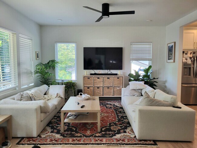 Building Photo - Furnished home in Lincoln Heights
