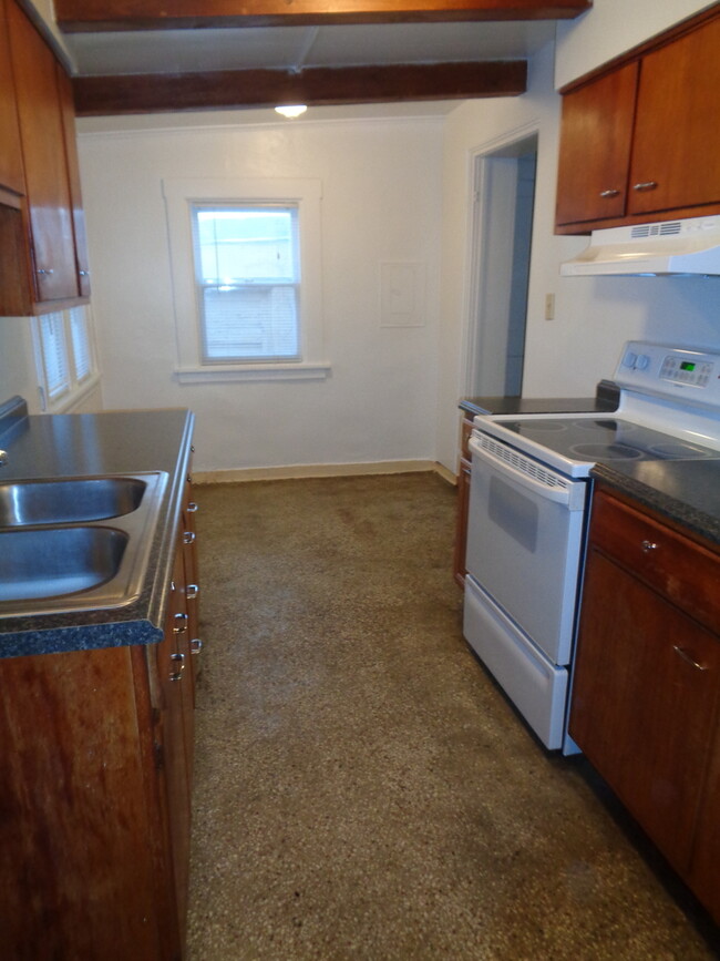 Building Photo - 2 Bedroom House