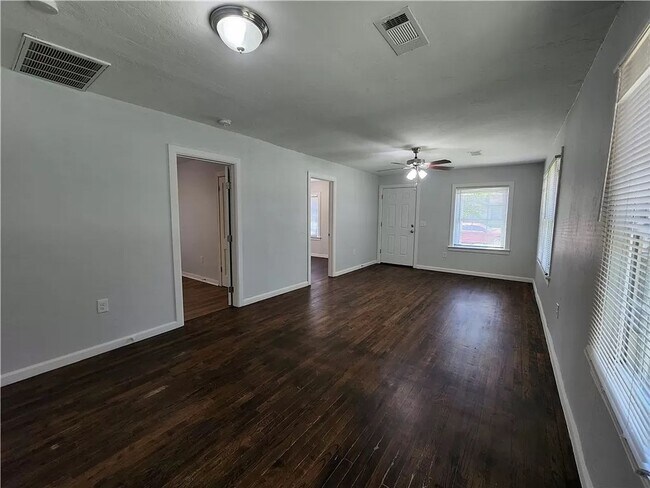 Building Photo - 3 Bedroom 1 bathroom home near OBU