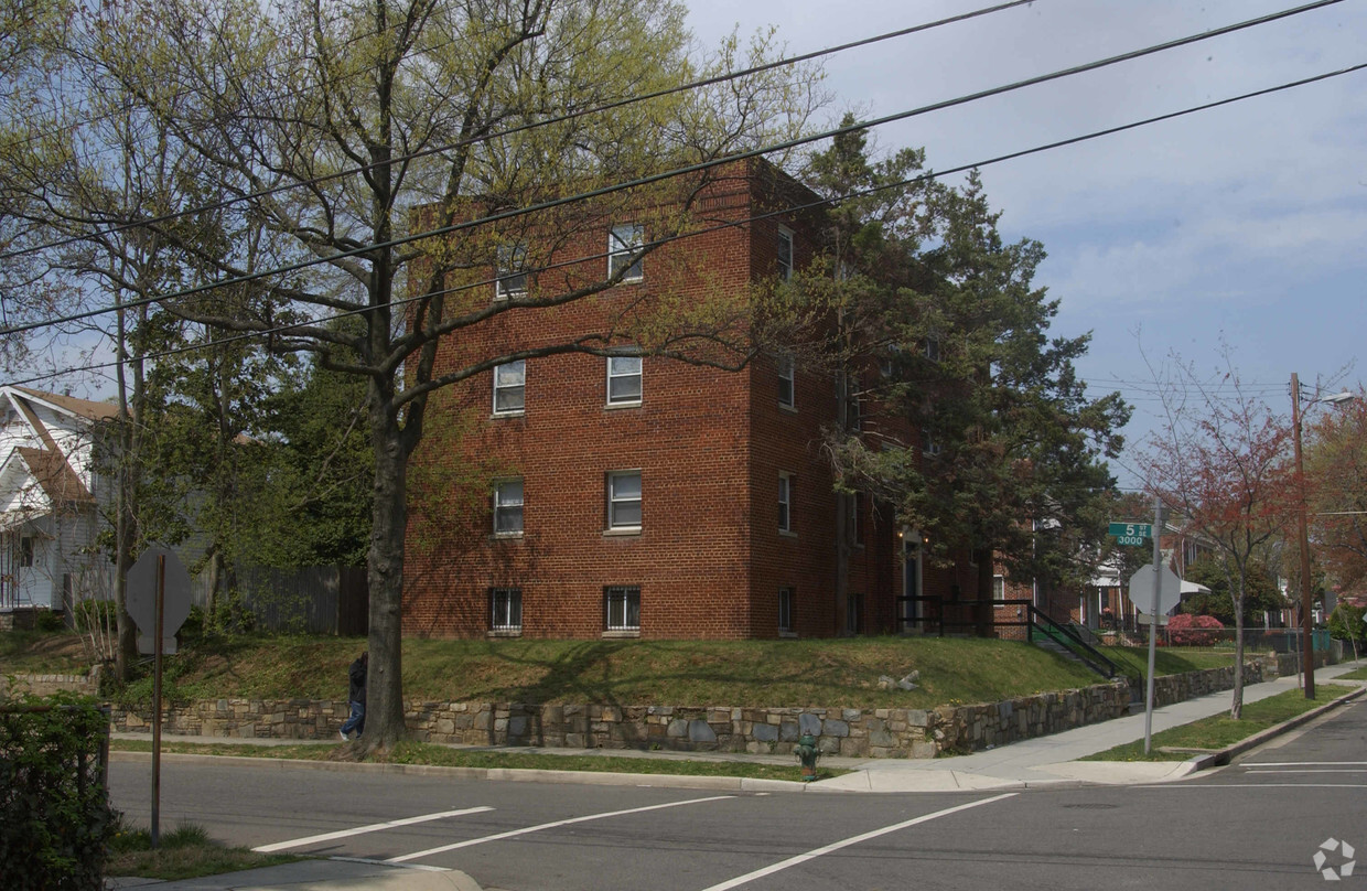 Building Photo - 463 Newcomb St SE