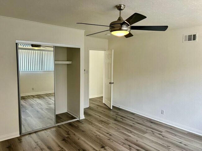 Foto del edificio - FANTASTIC 4BD 1&3/4BA HOUSE FOR LEASE ON CUL-DE-SAC!