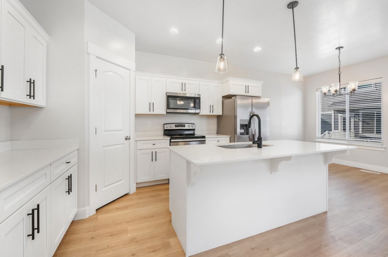 Foto principal - Modern 4-Bedroom Townhome in Saratoga Springs, UT