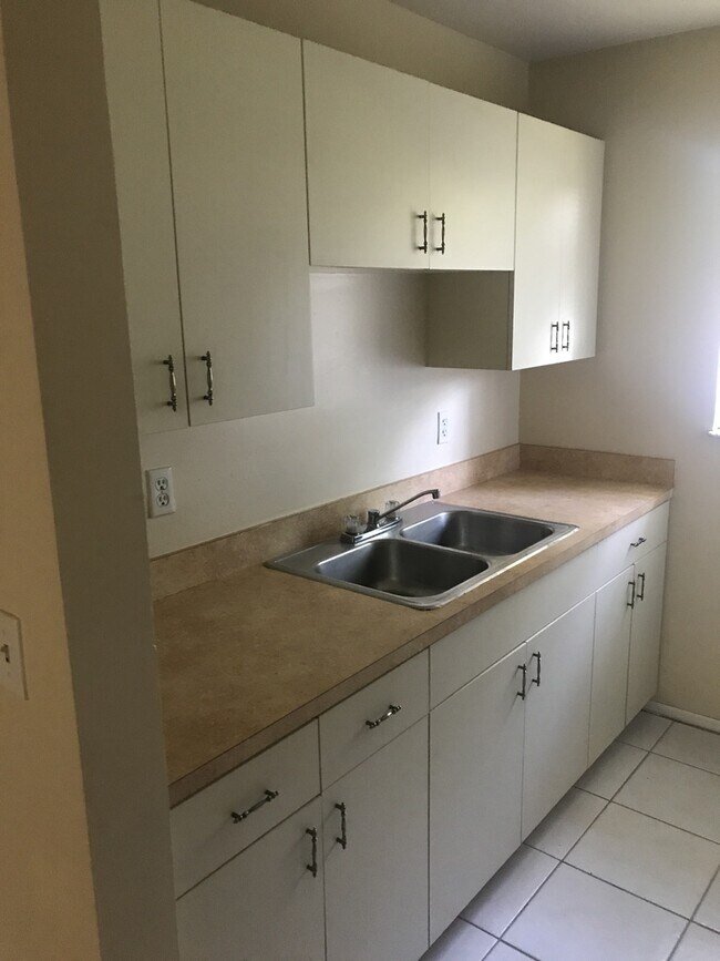 Building Photo - Nice 2 Bedroom 1.1 Bath with Central A/C and Tile Floors!