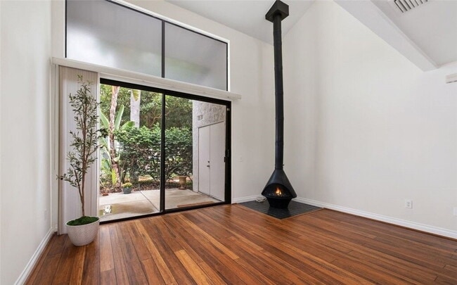 Building Photo - Bright & Spacious Unit with Natural Light