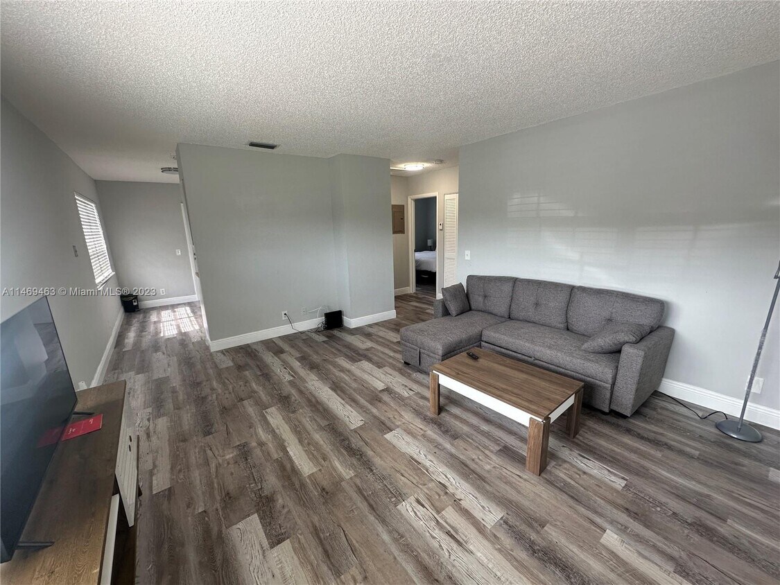 37 SE 15th St Unit 1, Dania Beach, FL 33004 Room for Rent in Dania