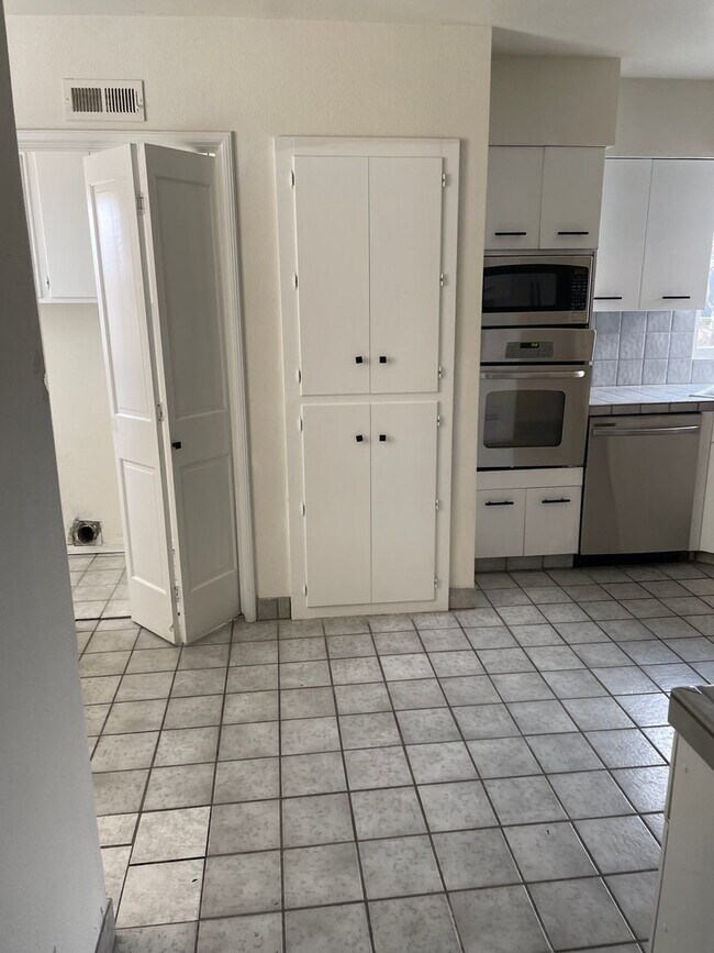 Foto del edificio - Spanish Style 3 bedroom / 2 bath Home