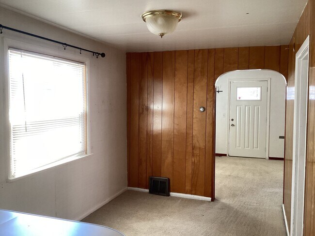 Foto del edificio - Charming 2BR Home with Spacious Yard, Detached Garage & Garden Oasis