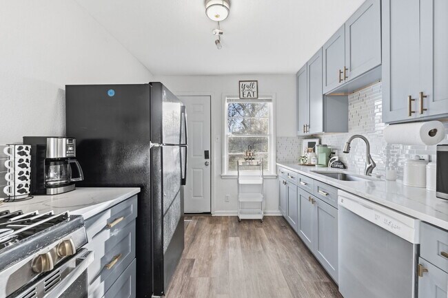 Foto del edificio - 319 Arnold Ave