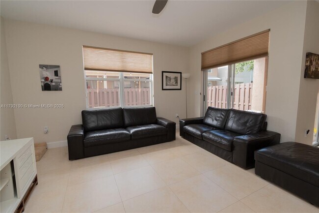 Foto del edificio - 11201 NW 73rd St