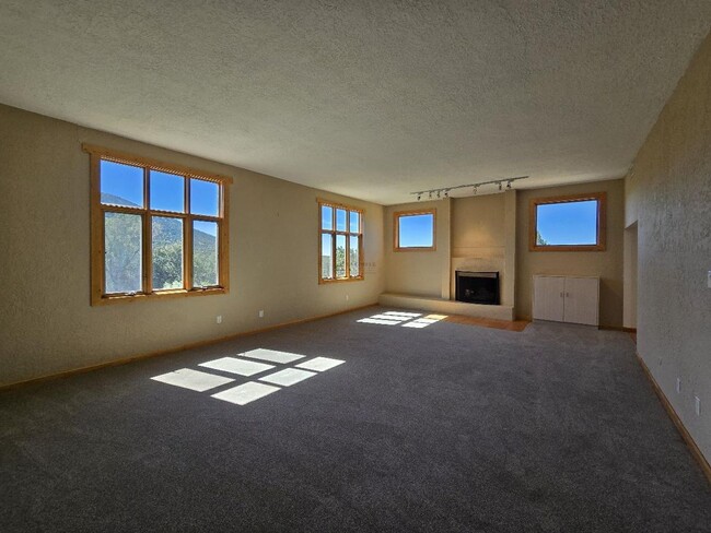 Building Photo - 8 Ute Ln