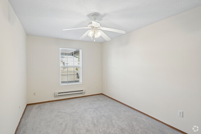 1BR, 1BA - 596SF - Bedroom - Carisbrooke Apartments