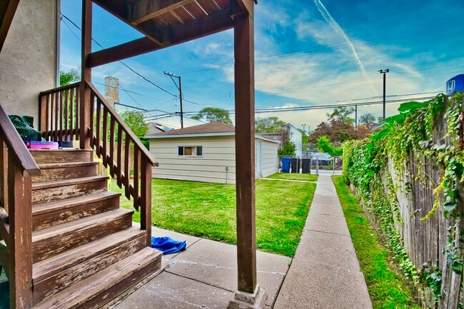 Building Photo - 6609 N Artesian Ave