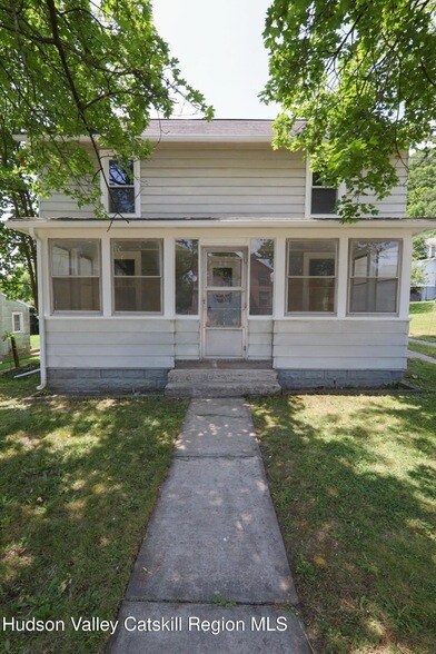 Building Photo - 16 Maple St