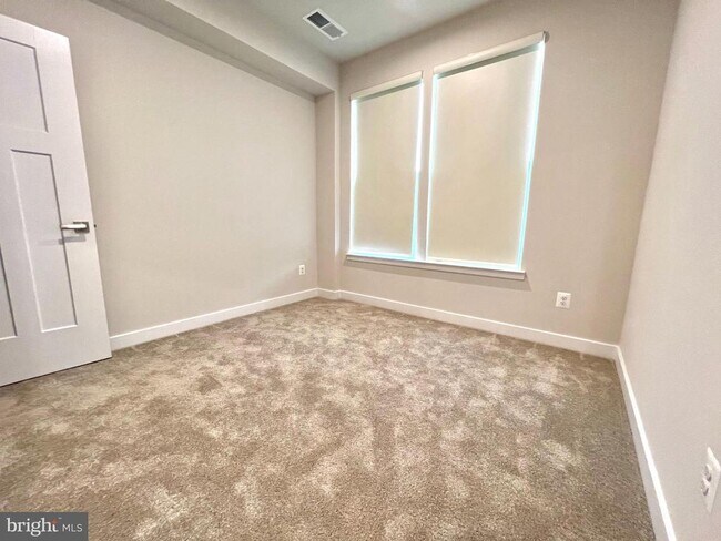 Building Photo - 4322 Ellipse Ter