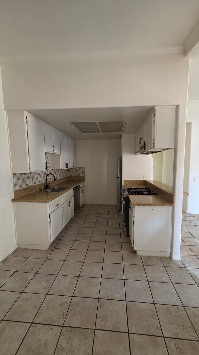 Foto del edificio - 1610 E 1st St