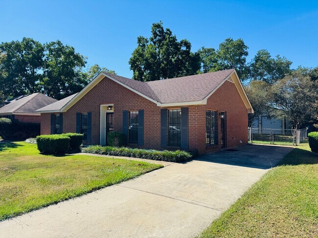 Building Photo - Beautifully Maintained 3- Bedroom Home