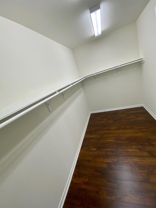 Foto del edificio - 5914 River Timber Trl