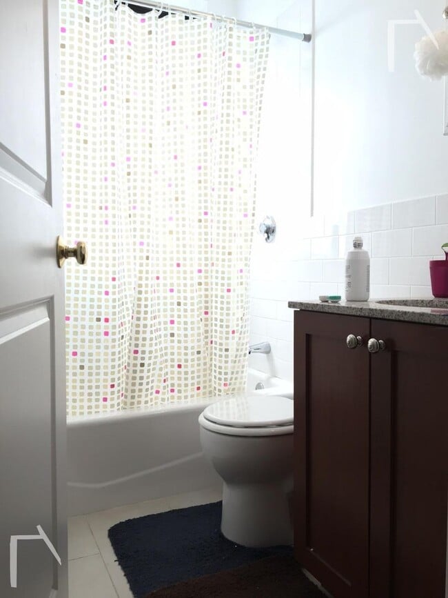 Foto del edificio - Nicely renovated 1 bed unit located near the Green Line.