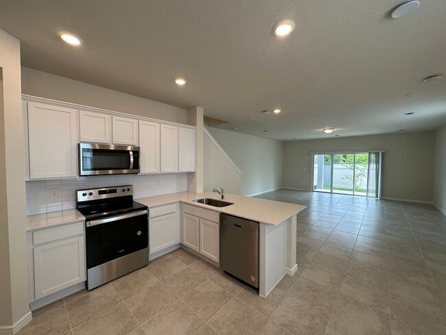 Building Photo - MOVE IN SPECIAL! 3 Bedroom, 2.5 Bath Corne...