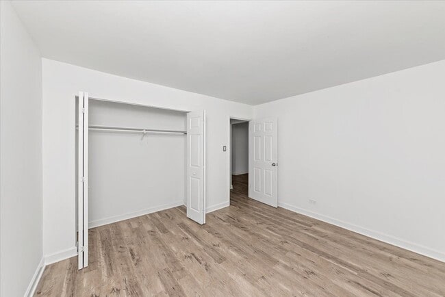 Building Photo - 6211 N Kenmore Ave