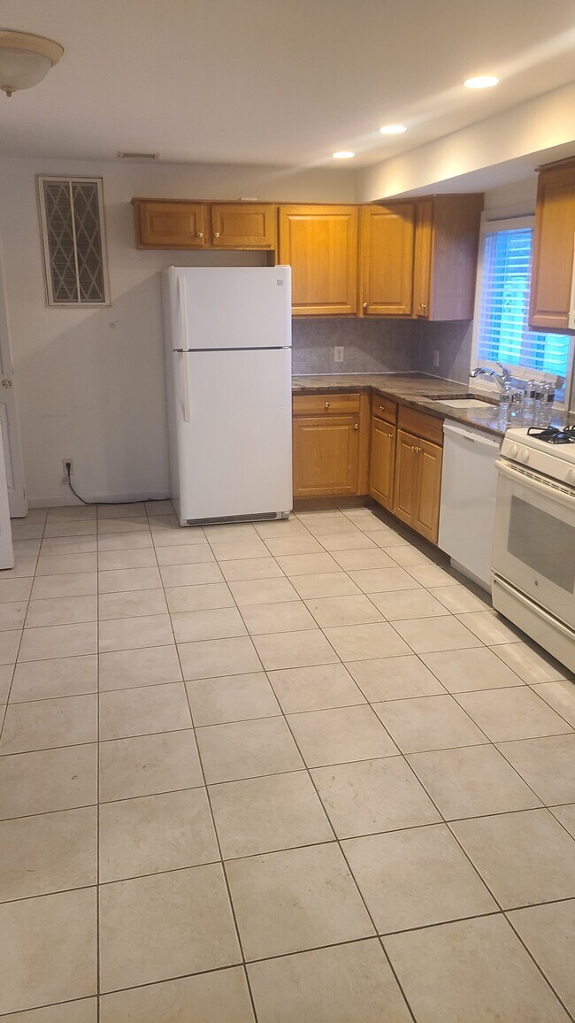 Foto del edificio - 348 River Dr