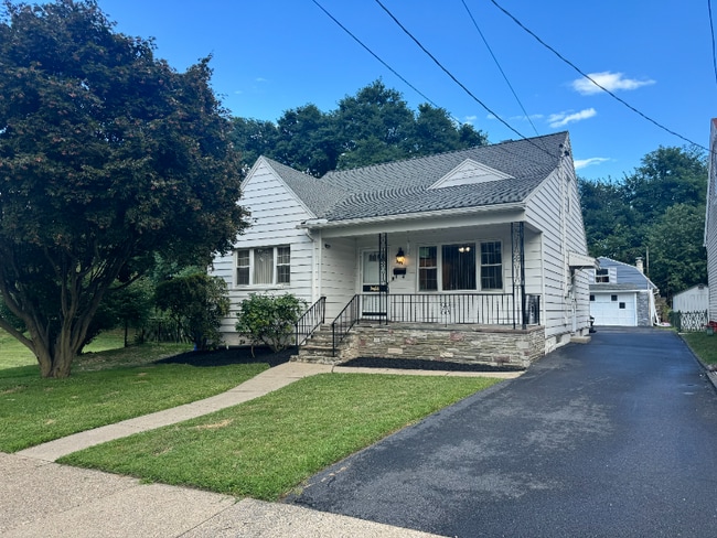 Building Photo - 267 Simpson St