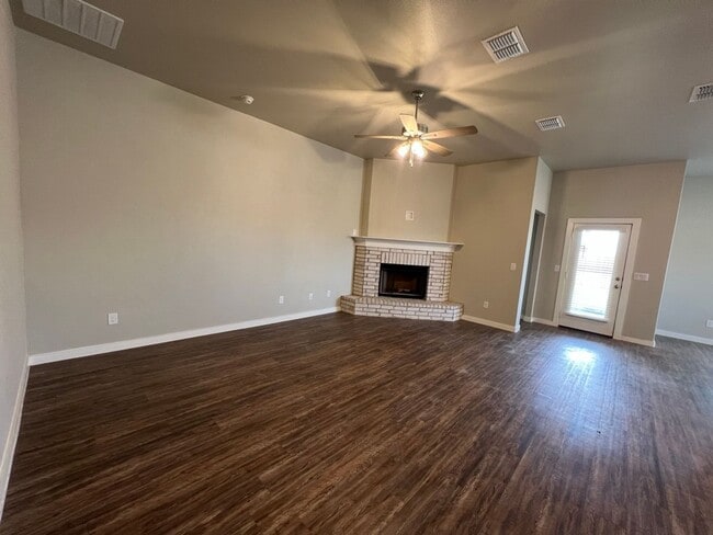 Building Photo - 4 Bedroom Betenbough Home Available Now!