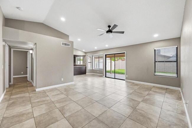 Foto del edificio - 5531 E Elena Ave