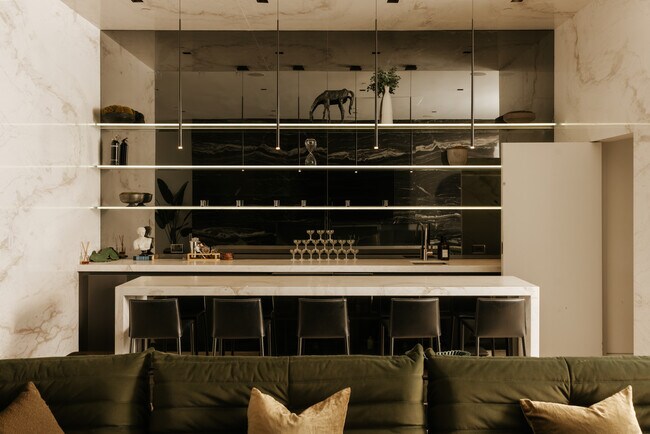 Foto del edificio - 1536 Blue Jay Way