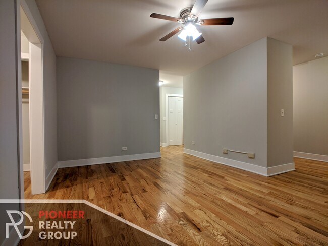 Foto del edificio - 510 W Briar Pl