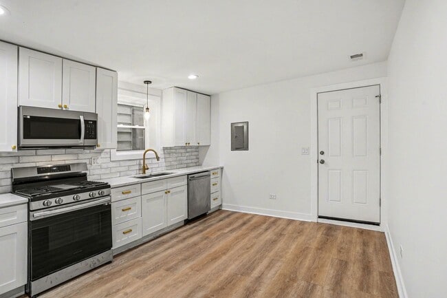 Building Photo - 2812 S Pulaski Rd