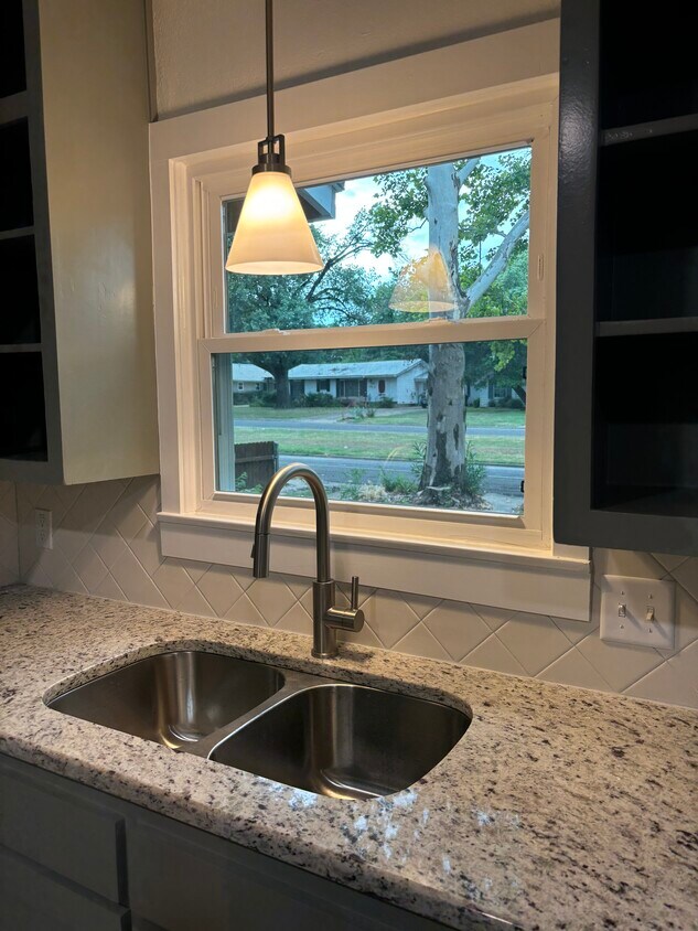 Foto principal - 3900 Sanger Ave