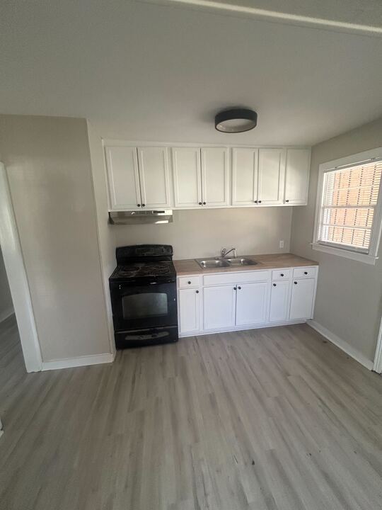 Building Photo - 501 Japonica St