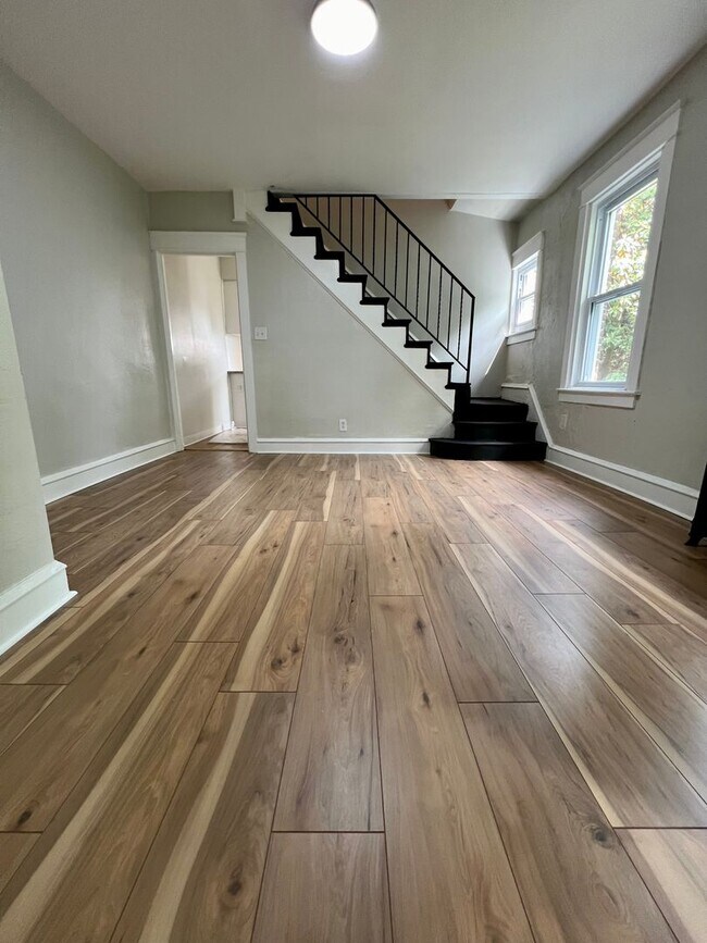 Building Photo - Stunning 3-Bedroom Twin Home in Collingdal...