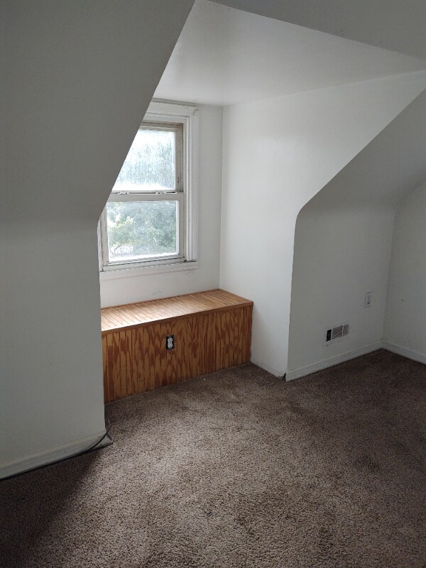 Foto del edificio - 318 Holy Cross Rd