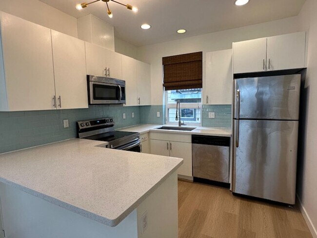 Foto del edificio - Spacious 2 bed 2.5 bath home in West Seattle