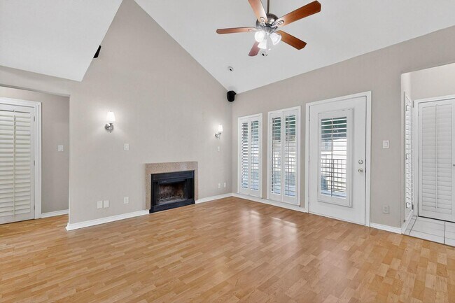 Building Photo - 3105 San Jacinto St