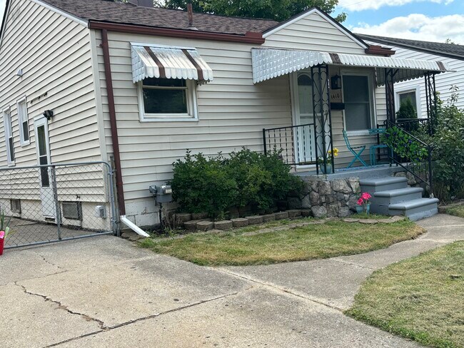 Building Photo - 1410 E Madge Ave