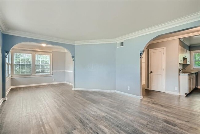 Building Photo - 611 Colonial Cir SE