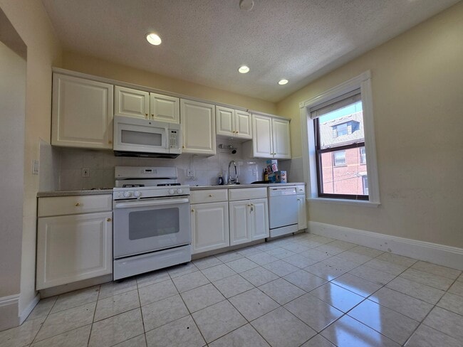 Foto del edificio - No Brokers Fee, Central Heat/AC, Garage Pa...